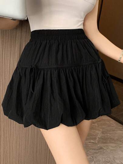 DAZY Rok Mini Wanita Warna Polos dengan Pinggang Elastis dan Pita di Depan, Model Mengembang, dan Hiasan Rumbai.