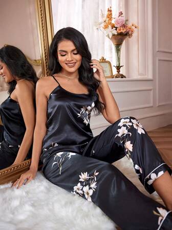 LuxeNights Schlafanzug Set mit floraler Bedruckung und kontrastierenden Paspeln
