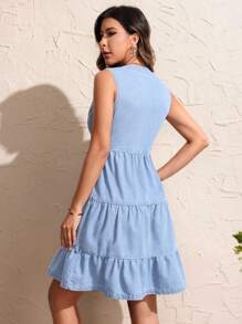 SHEIN Essnce 女式无袖荷叶边下摆单排扣牛仔连衣裙（夏季） - 藍白色 - 查看 2