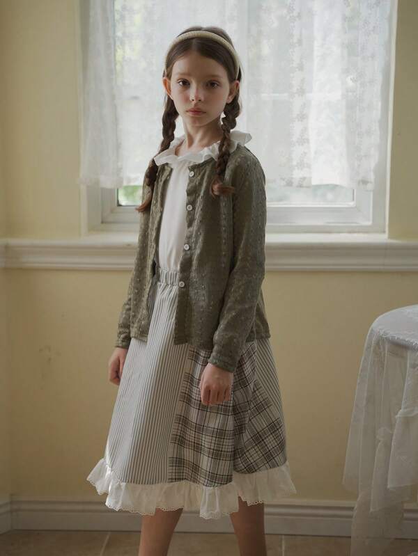 SHEIN Conjunto para niña preadolescente de blusa de manga larga con botones de unicolor en estilo Mori, camisa de manga larga con borde de volantes de unicolor y falda a cuadros