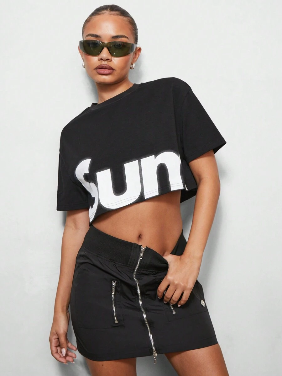SUMWON WOMEN Áo thun crop top họa tiết logo mùa hè nhẹ nhàng thời trang, phong cách đường phố hiện đại, lễ hội mùa hè, chất liệu cotton pha trộn - màu đen - Xem 1