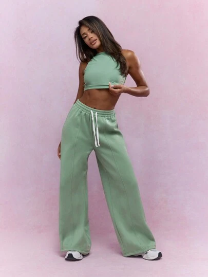 MISSGUIDED Bộ đồ thể thao hai mảnh thời trang gồm áo crop top và quần dài ống rộng hoàn hảo cho lễ kỷ niệm Ngày Thánh Patrick. Bộ đồ tập luyện theo chủ đề Ireland thời trang, phối đồ phù hợp với Giáng sinh.