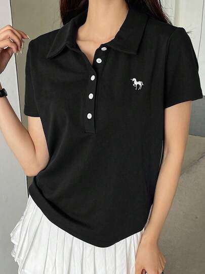 DAZY เสื้อยืดสีดำ แขนสั้น คอโปโล ปัก ม้าเงินคอน ลำลอง สำหรับผู้หญิง