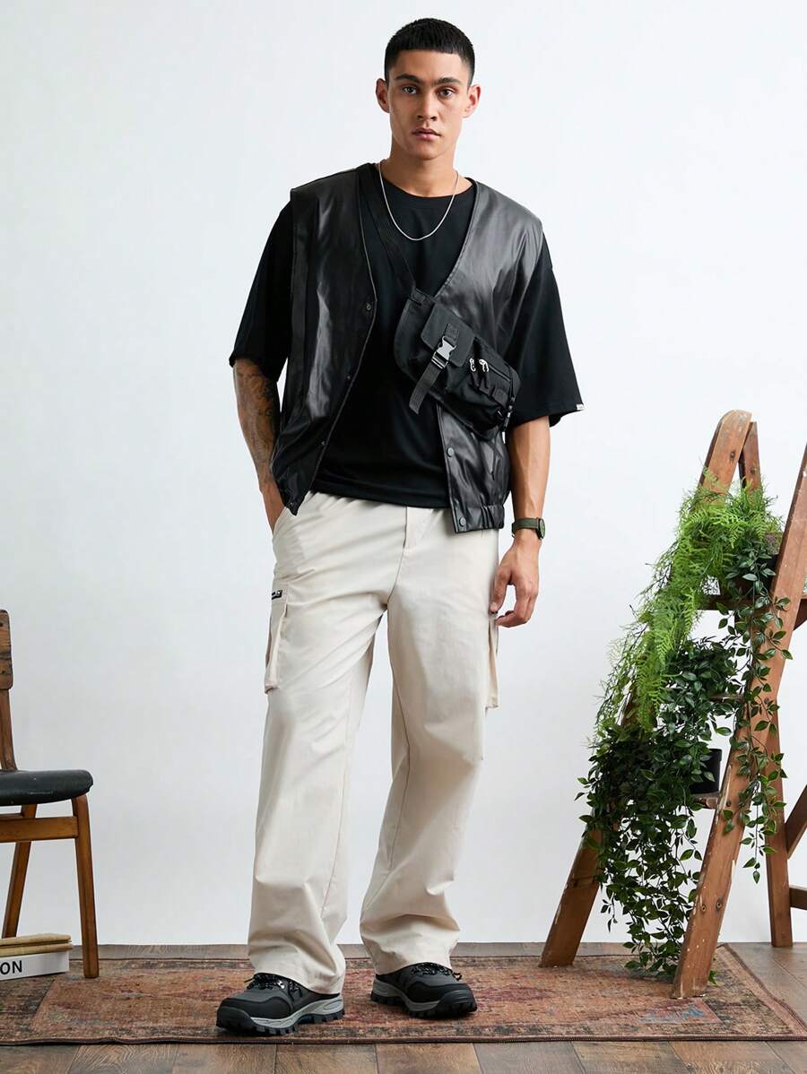 Manfinity VCAY 男士时尚休闲 PU 皮革无袖前开背心，适合秋冬 - 黑色 - 查看 1