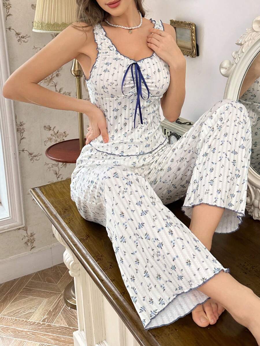 CottageSlumber Bộ đồ ngủ 2 món gồm áo ba lỗ xếp ly họa tiết hoa và quần dài họa tiết tương phản cho mùa lễ hội - Màu be - Xem 1