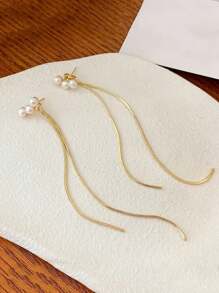 一对长流苏耳环，女士佩戴前后的时尚对比图，两只耳环，优雅精致的珠宝配饰。情人节配饰