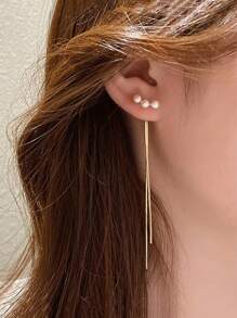 一对长流苏耳环，女士佩戴前后的时尚对比图，两只耳环，优雅精致的珠宝配饰。情人节配饰