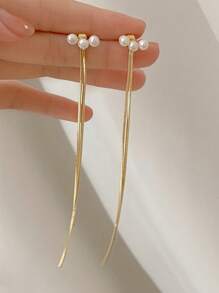 一对长流苏耳环，女士佩戴前后的时尚对比图，两只耳环，优雅精致的珠宝配饰。情人节配饰