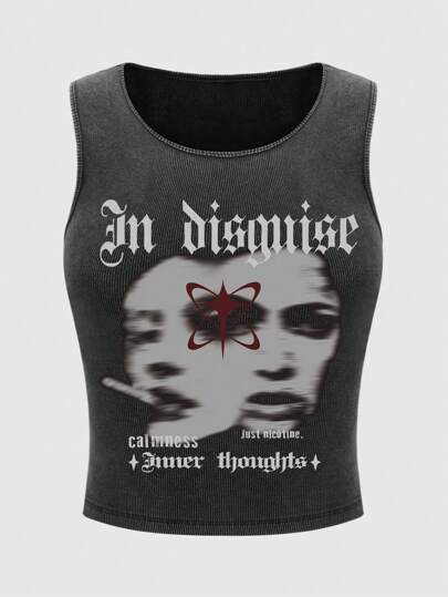 Top aderente con stampa slogan e volto cupo, stile urban fashion