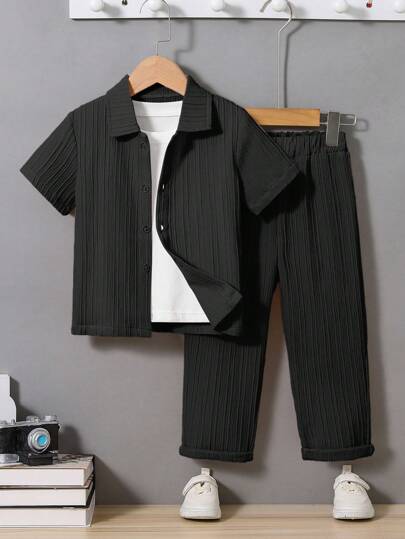 SHEIN X JIMENA & MATEO 2 件套小男孩纯色短袖纽扣衬衫和裤子，适合度假、旅行、放松、日光浴、夏季