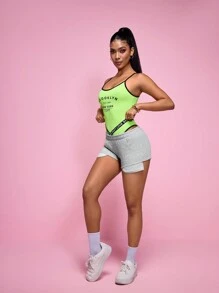 SHEIN Sports Pantalones cortos deportivos casuales con corte y logotipo, cintura elástica para mujeres