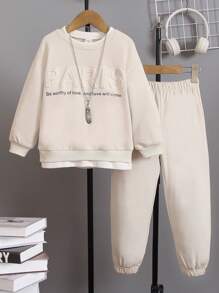 SHEIN Set de 2 piezas para niño joven: Camiseta de manga larga holgada con cuello redondo y estampado de letras distintivo, y pantalones con cordón de ajuste relajado. Conjunto versátil para diario, adecuado para volver al colegio y temporada deportiva, en color beige