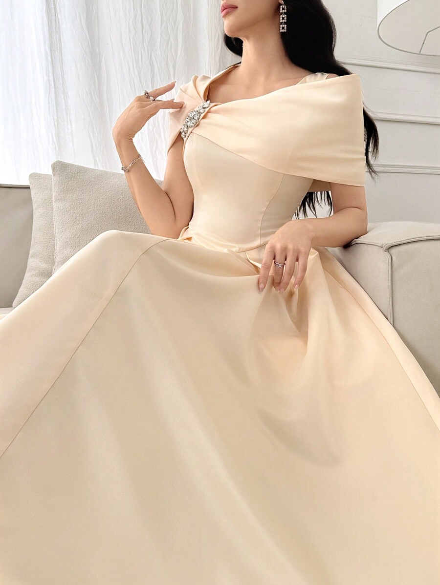 SHEIN Modely Women's Solid Color Asymmetric Neck Ruffle Decor Short