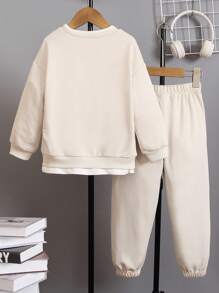 SHEIN Set de 2 piezas para niño joven: Camiseta de manga larga holgada con cuello redondo y estampado de letras distintivo, y pantalones con cordón de ajuste relajado. Conjunto versátil para diario, adecuado para volver al colegio y temporada deportiva, en color beige