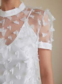 Aveloria Rosie Blusa de Manga Curta de Tule Transparente com Gola Padre, Charme de Borboleta e Floral em Renda - Branco - Visão 2