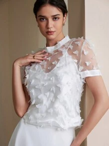Aveloria Rosie Blusa de Manga Curta de Tule Transparente com Gola Padre, Charme de Borboleta e Floral em Renda - Branco - Visão 1