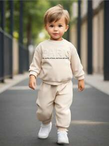 SHEIN Set de 2 piezas para niño joven: Camiseta de manga larga holgada con cuello redondo y estampado de letras distintivo, y pantalones con cordón de ajuste relajado. Conjunto versátil para diario, adecuado para volver al colegio y temporada deportiva, en color beige