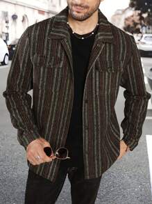 Manfinity Homme Camisa tipo chaqueta de manga larga con rayas verticales y bolsillos utilitarios de estilo retro para hombres