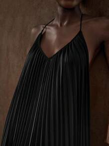 Maija 女士宽松露背百褶下摆连衣裙 - 黑色 - 查看 8