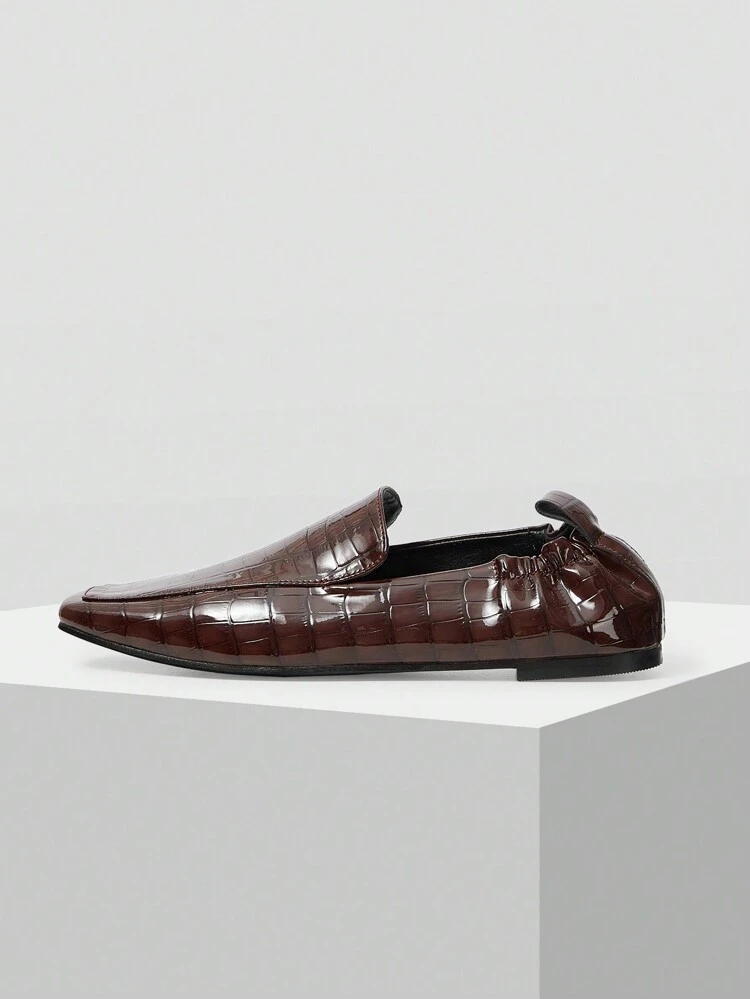 SAPATOS LOAFER PLISSADOS DE MULHER EM ESTILO TENDÊNCIA, COM ESTAMPA GOFRADA DE CROCODILO MARROM