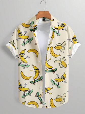 Manfinity Chillmode Camisa casual de vacaciones de manga corta con estampado de plátano de dibujos animados por toda la prenda y botones frontales para hombres