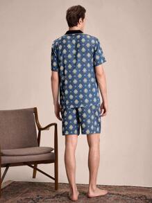 SHEIN EverLounge Conjunto de pijama casual para hombre con camisa y pantalones cortos con estampado all-over