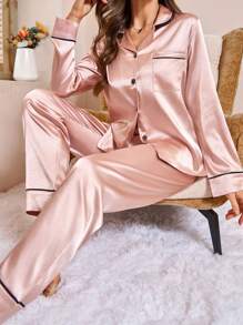 长袖纽扣上衣带口袋，搭配休闲长裤缎面睡衣套装，秋冬舒适优雅细节