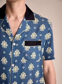 SHEIN EverLounge Conjunto de pijama casual para hombre con camisa y pantalones cortos con estampado all-over