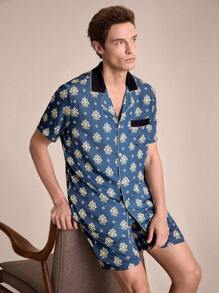 SHEIN EverLounge Conjunto de pijama casual para hombre con camisa y pantalones cortos con estampado all-over