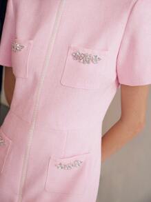 MOTF STUDIO VESTIDO MINI SIN CINTURÓN DE TWEED CON PARCHE DE RHINESTONE