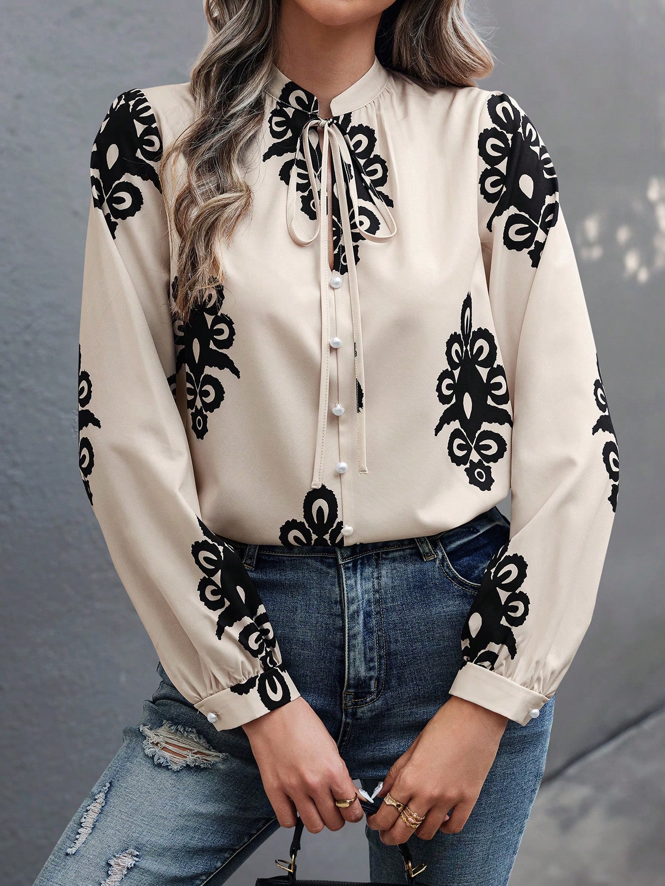 EMERY ROSE بلوزة كاجوال ذات أكمام فانوس مطبوعة عشو...