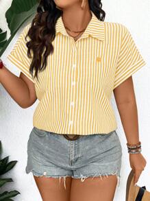SHEIN Frenchy Camisa de manga corta con botones delanteros, estampado de rayas y estilo bohemio, tallas grandes, de vuelta al colegio - Amarillo - Ver 3