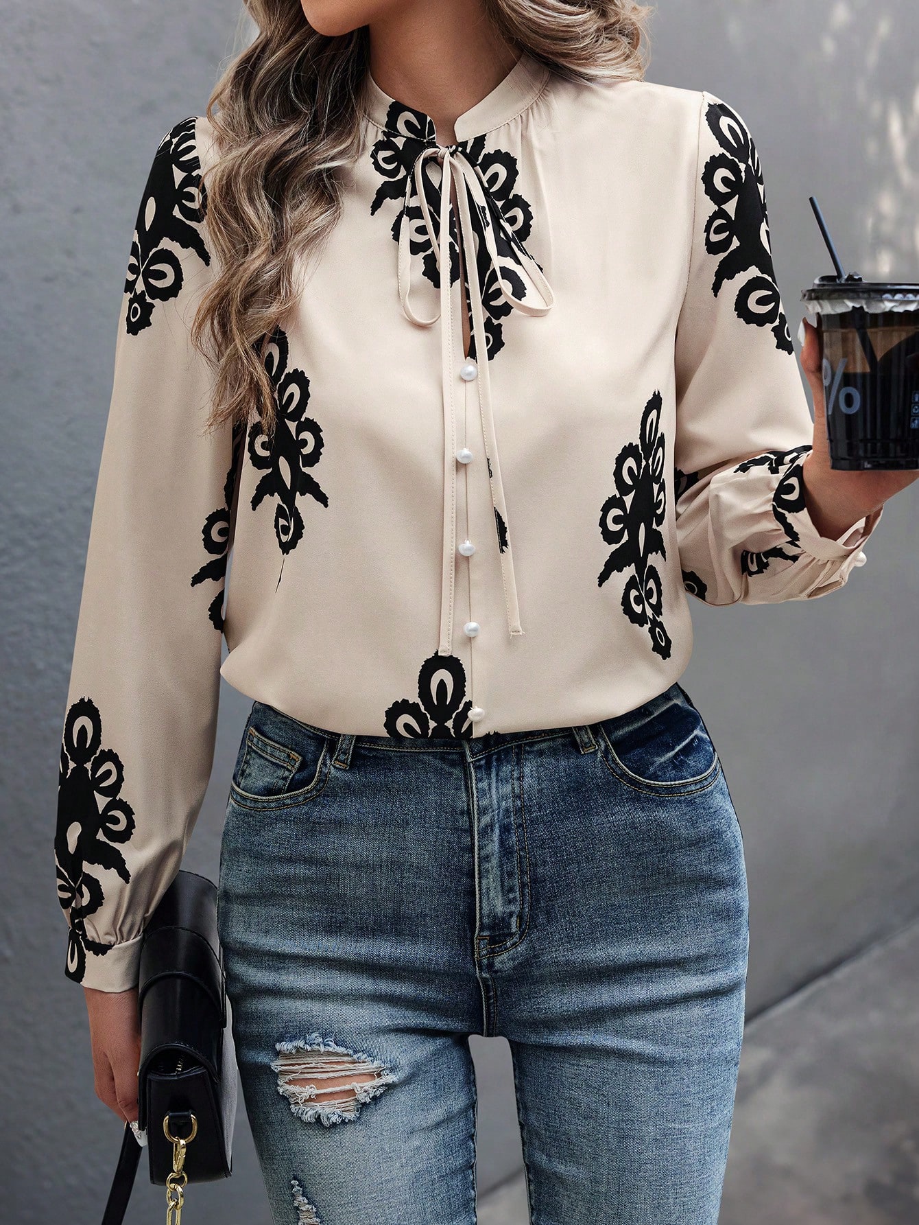 EMERY ROSE بلوزة كاجوال ذات أكمام فانوس مطبوعة عشو...