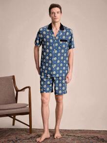 SHEIN EverLounge Conjunto de pijama casual para hombre con camisa y pantalones cortos con estampado all-over