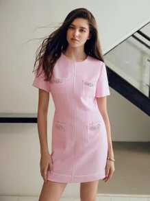 MOTF STUDIO VESTIDO MINI SIN CINTURÓN DE TWEED CON PARCHE DE RHINESTONE