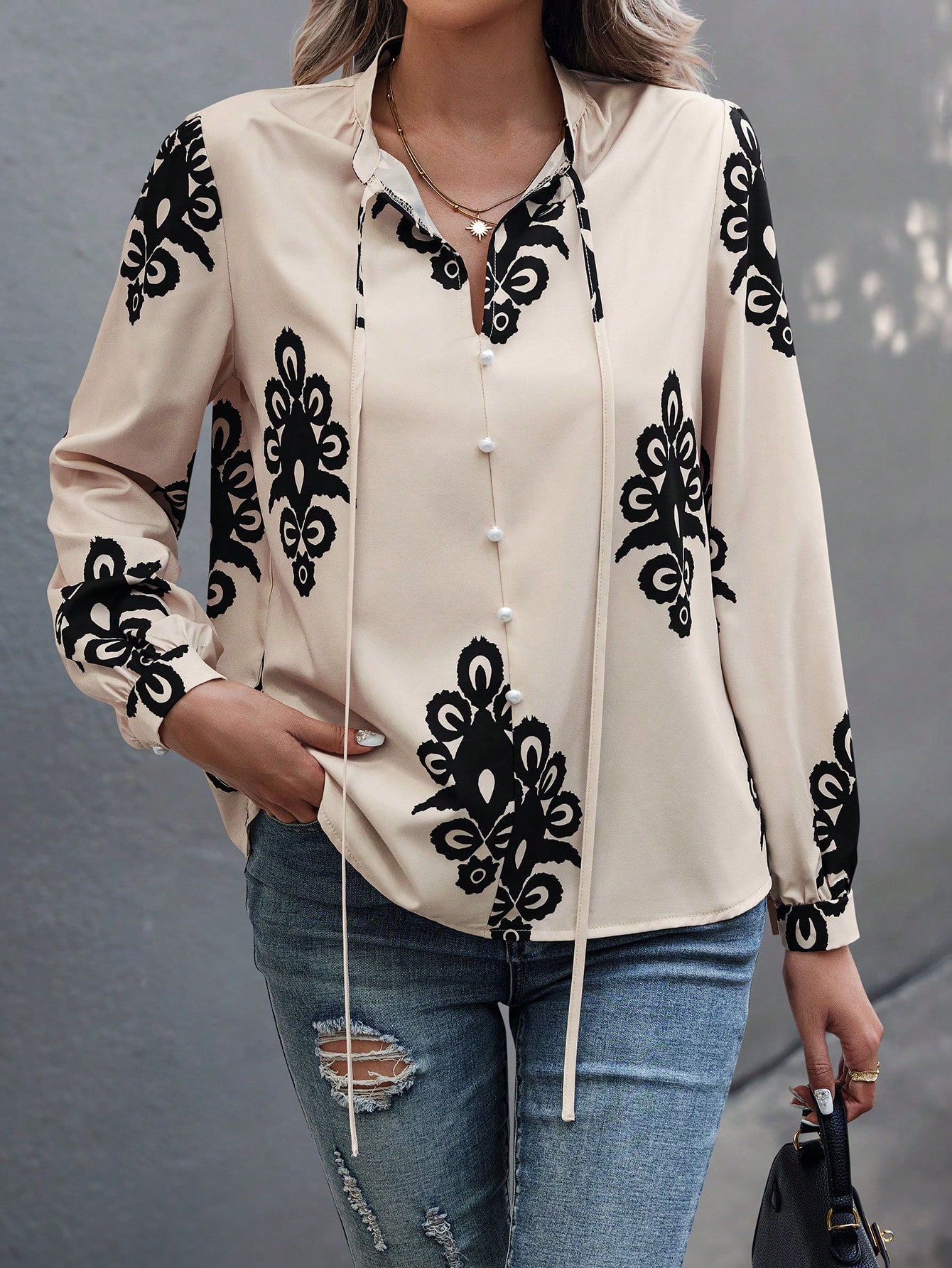 EMERY ROSE بلوزة كاجوال ذات أكمام فانوس مطبوعة عشو...