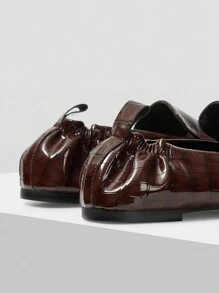 MOTF PREMIUM ZAPATOS DE MOCASÍN PLANOS CON PLIEGUES ESTAMPADOS CON COCODRILO MARRÓN DE PARA MUJER - Marrón Chocolate - Ver 4