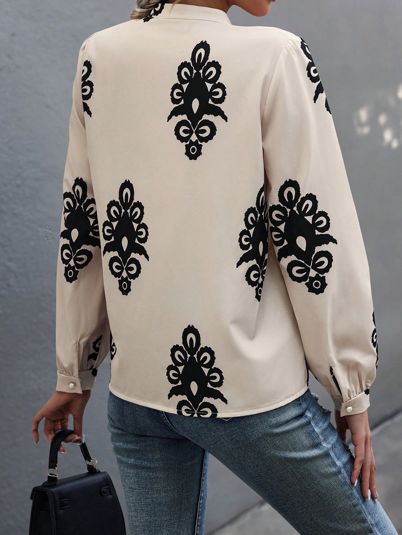 EMERY ROSE بلوزة كاجوال ذات أكمام فانوس مطبوعة عشو...