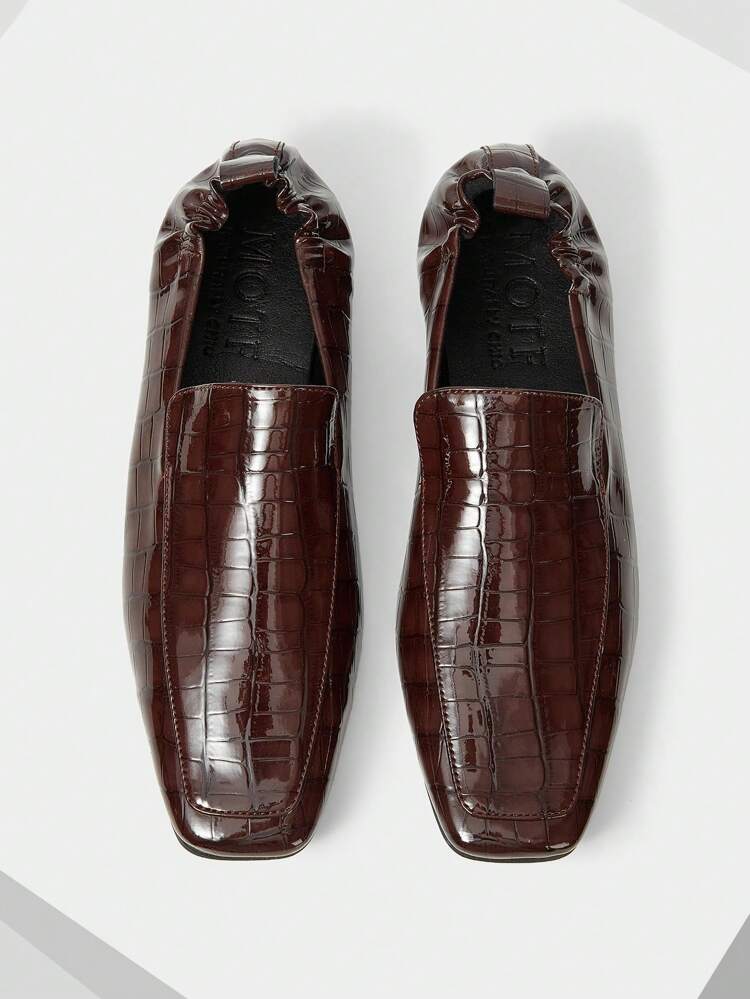 SAPATOS LOAFER PLISSADOS DE MULHER EM ESTILO TENDÊNCIA, COM ESTAMPA GOFRADA DE CROCODILO MARROM