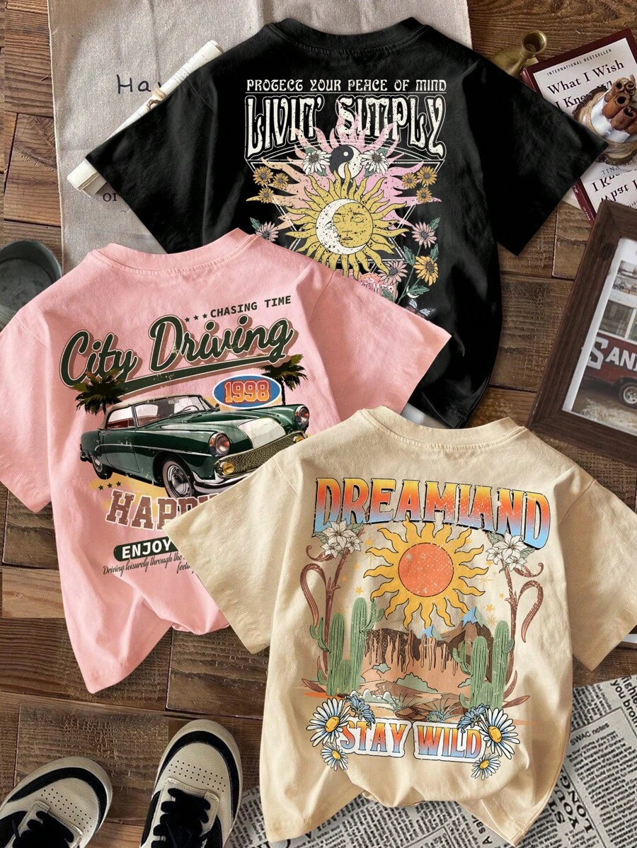 SHEIN Conjunto informal de 3 piezas con camiseta de manga corta y cuello redondo con estampado de paisaje de verano de dibujos animados, coche vintage conduciendo, sol de verano caluroso, adecuado para niñas jóvenes para el verano - Multicolor - Ver 1
