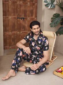 Manfinity ChillVibe Conjunto de ropa de estar por casa informal con top de manga corta con estampado floral de una sola botonadura y pantalones para hombre - Multicolor - Ver 3