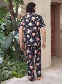 Manfinity ChillVibe Conjunto de ropa de estar por casa informal con top de manga corta con estampado floral de una sola botonadura y pantalones para hombre - Multicolor - Ver 2