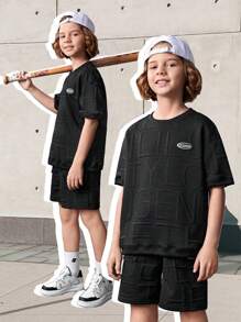 SHEIN Conjunto casual de 2 piezas para niños preadolescentes, que incluye camiseta de manga corta de punto unicolor con parches de letras y pantalones cortos con bolsillo