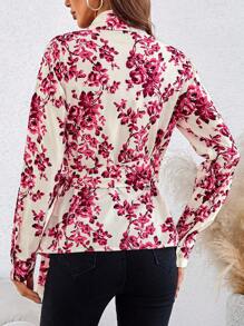 SHEIN Clasi Blusa romántica con cintura ceñida y sobreposición floral para mujeres