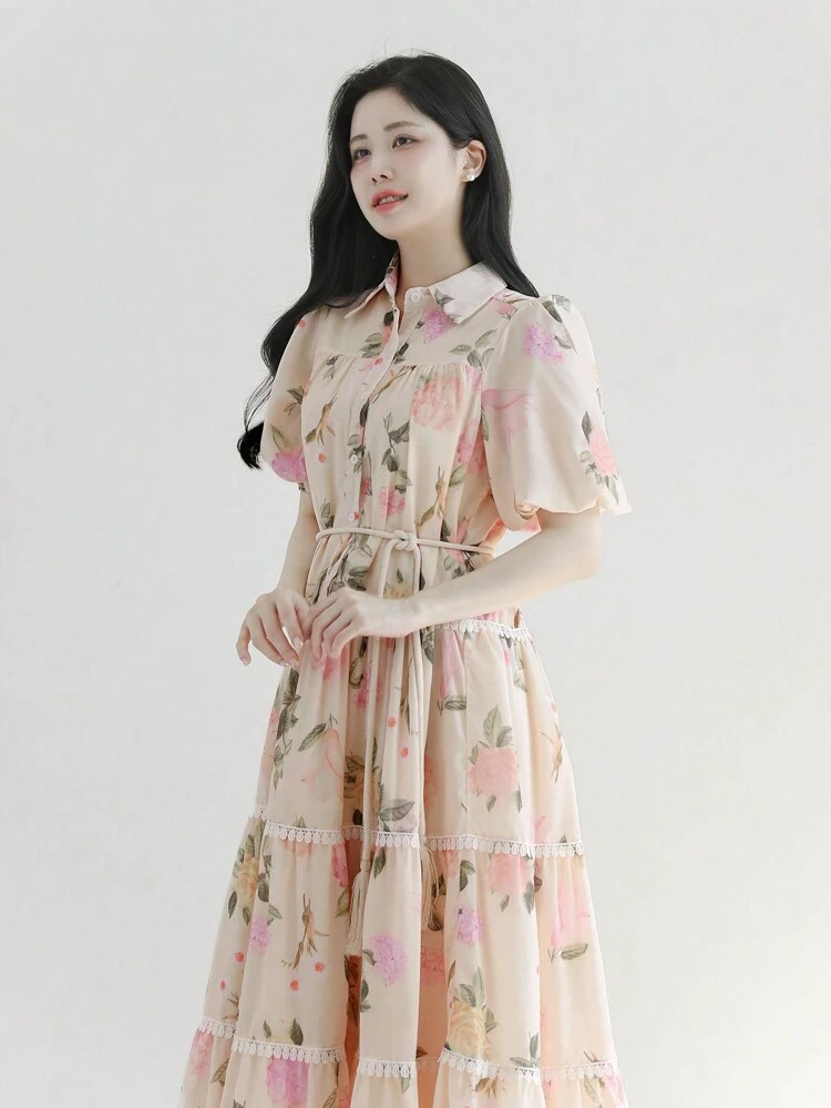 Vestido de manga corta con cintura ceñida y estampado floral en toda la prenda, color beige, para vacaciones y playa, vestido camisero de verano para primavera/verano, atuendo de vacaciones para mujer