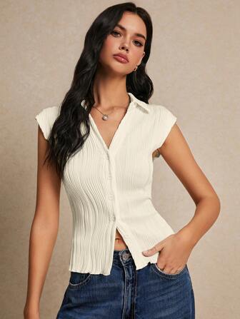 Poéselle 精致的提花纹理粒面面料，出色的简约造型和时尚的生菜边饰，正面纽扣纹理修身 V 领 T 恤，夏季度假季节，舒适，波西米亚风，海滩女装，泳装罩衫，时尚，优雅，休闲，长款夏装，简约日常，田园风，必备，纯色，假日休闲，端庄，单身女郎，夏季上衣，适合度假