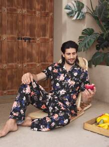 Manfinity ChillVibe Conjunto de ropa de estar por casa informal con top de manga corta con estampado floral de una sola botonadura y pantalones para hombre - Multicolor - Ver 6