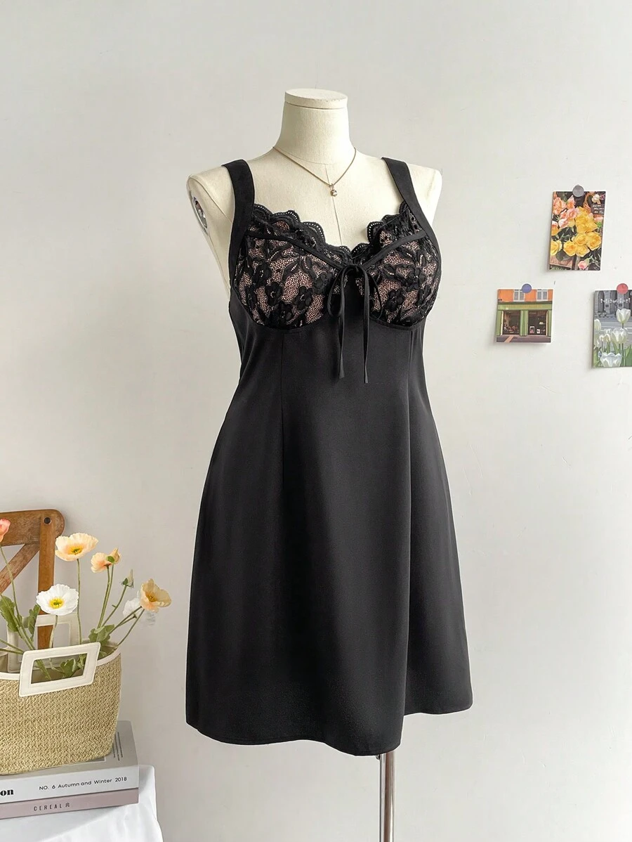 SHEIN Privé 大码女式夏季休闲蕾丝拼布吊带连衣裙 - 黑色 - 查看 1