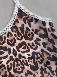 Flirla Camiseta sin tirantes con abertura en el cuello, estampado de leopardo, parche y volantes en el bajo para mujer