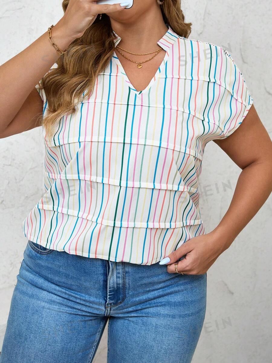 SHEIN LUNE Camisa casual cómoda de manga corta con decoración plisada, cuello en V a rayas de colores, tallas grandes, primavera verano